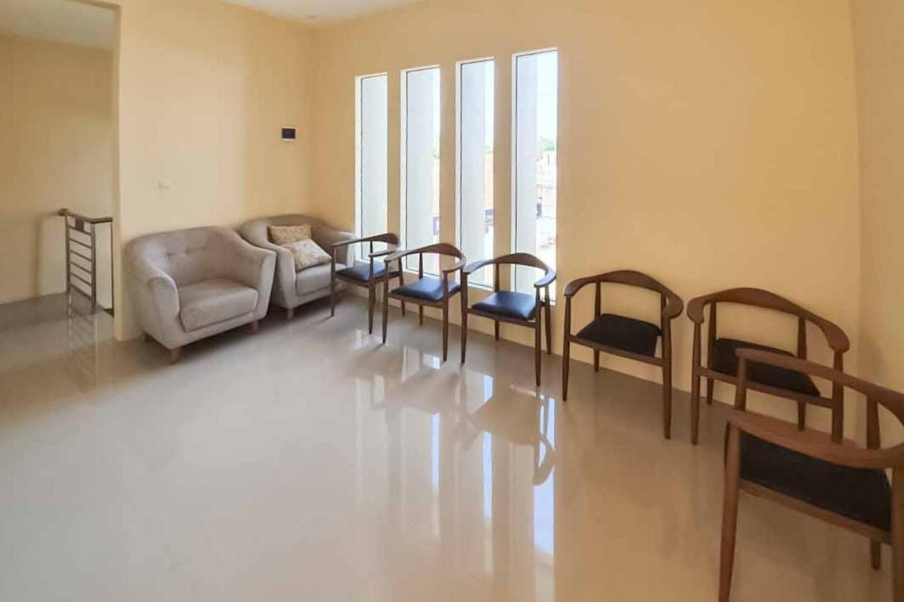 Jatiwangi Syariah Guest House Mitra Reddoorz Majalengka Extérieur photo